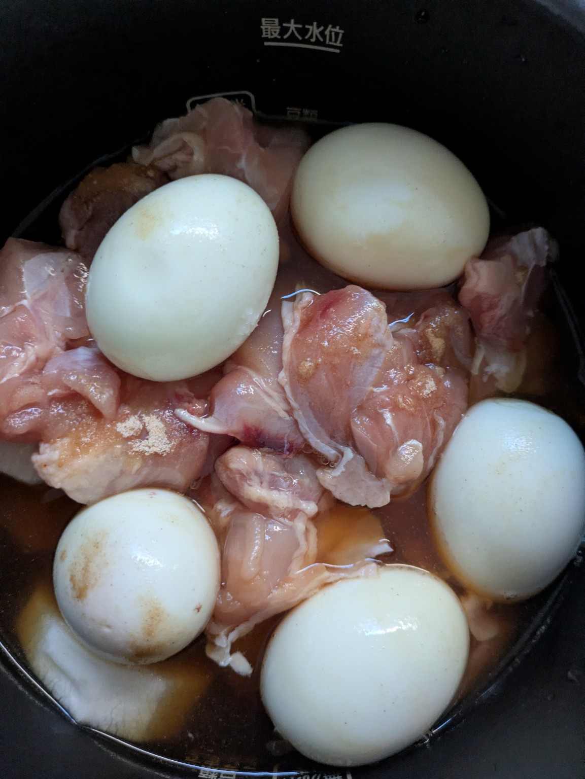 圧力鍋に材料を入れた途中の様子