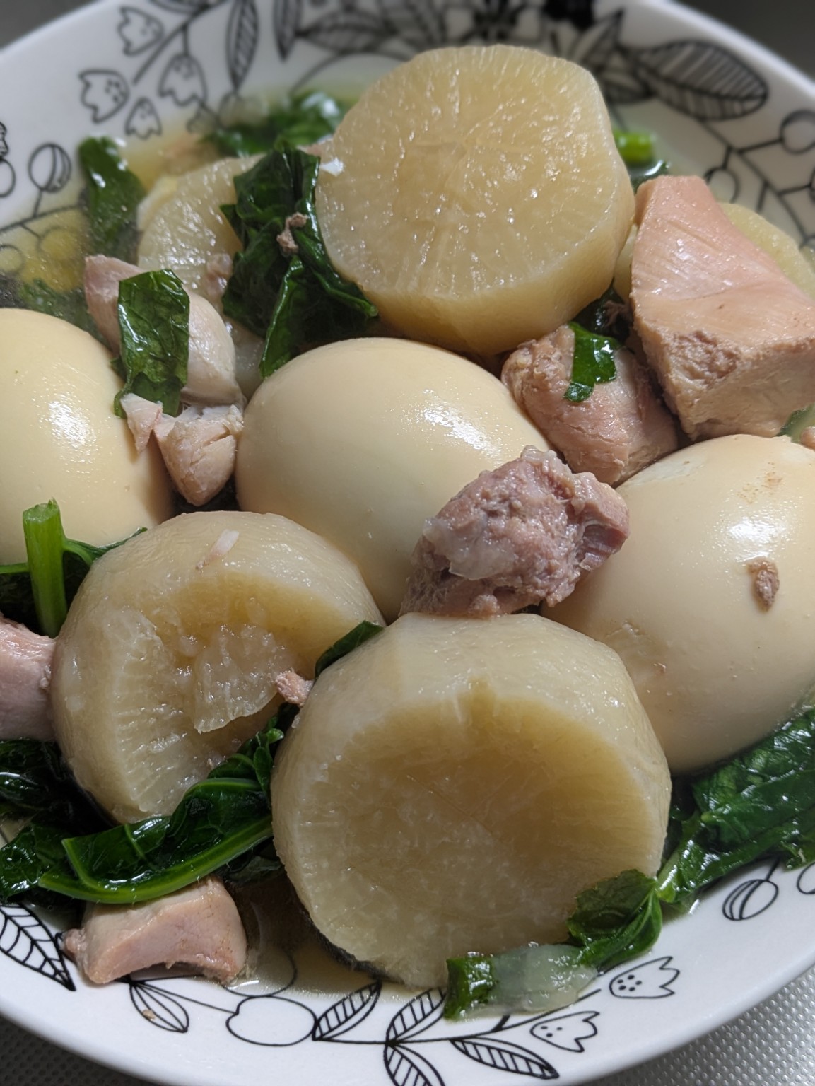 圧力鍋に材料を入れた様子（大根・鶏肉・卵）