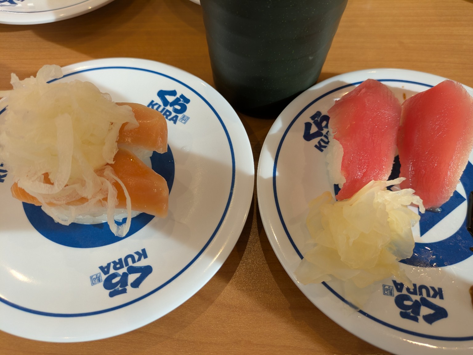 くら寿司のオニオンサーモンとマグロ寿司