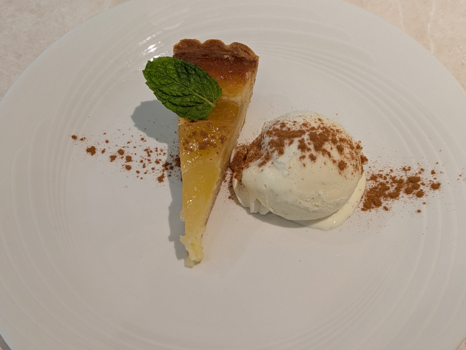 タルトとバニラアイスのデザート。シナモンが香る仕上がり