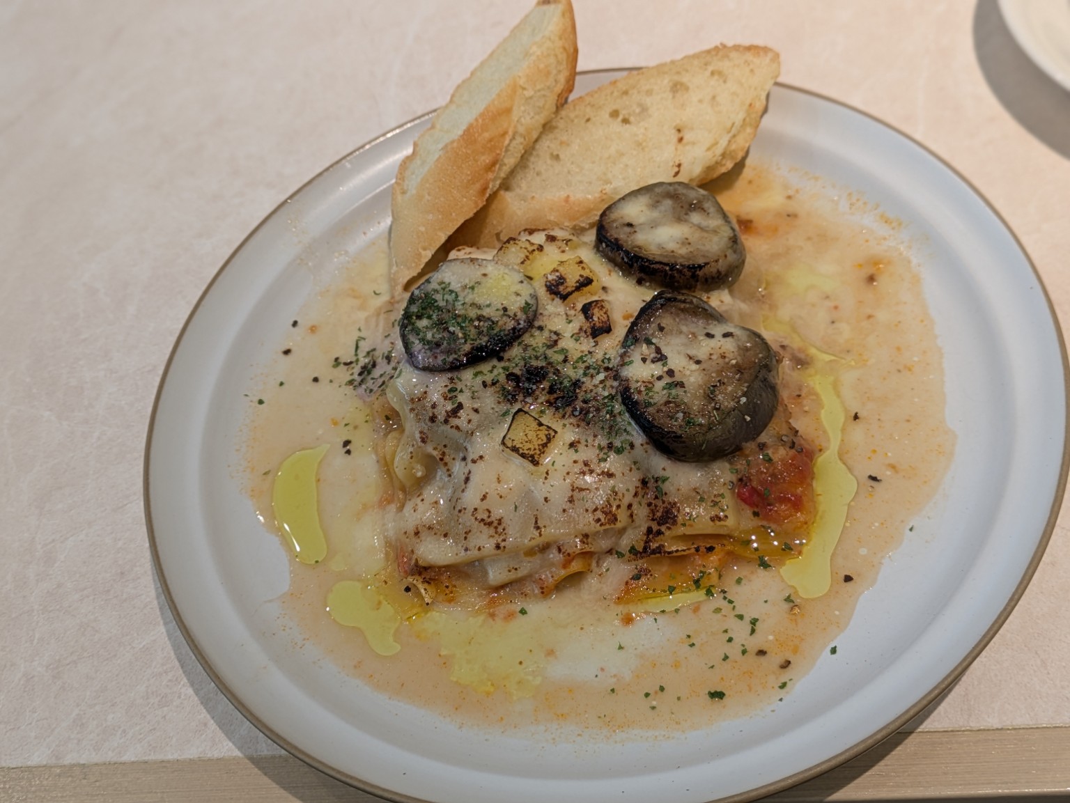 天賞堂カフェのラザニア：ナスとチーズがとろける熱々メイン料理