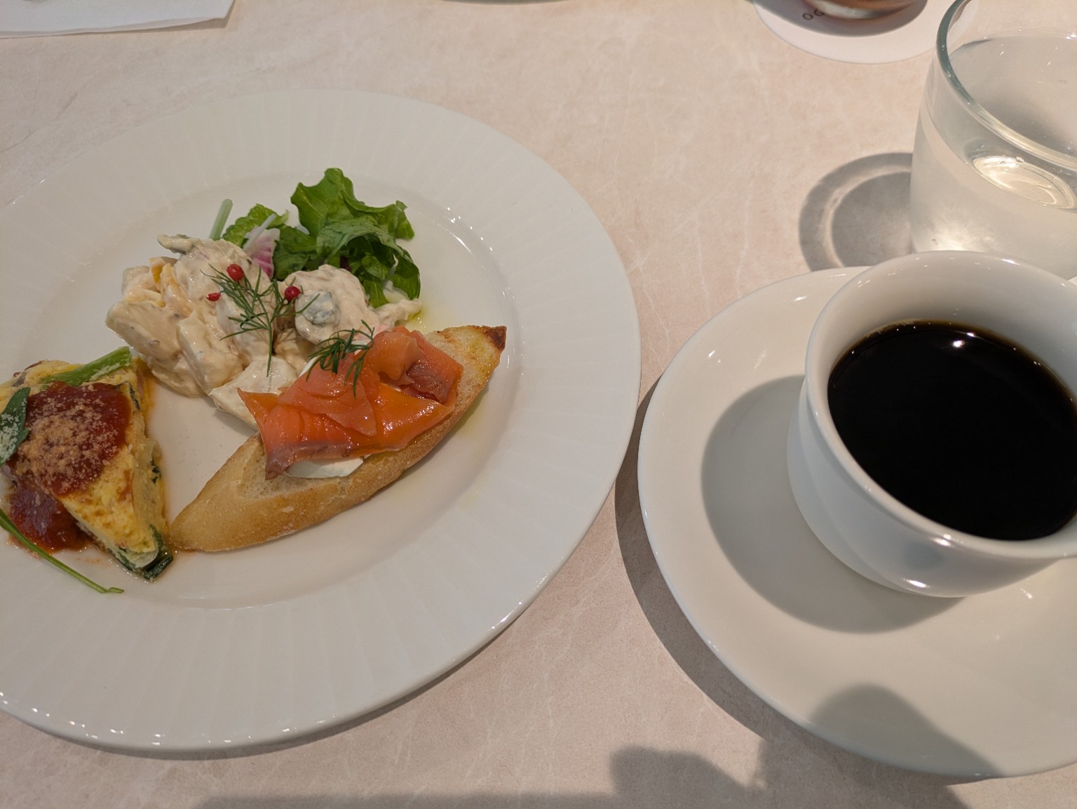 前菜プレートとホットコーヒーのセット