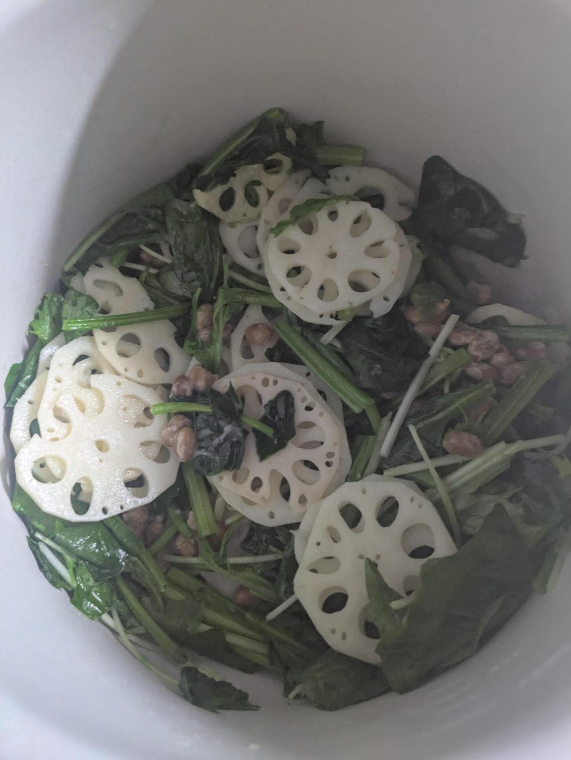 れんこんと青菜に納豆を合わせている調理途中の様子