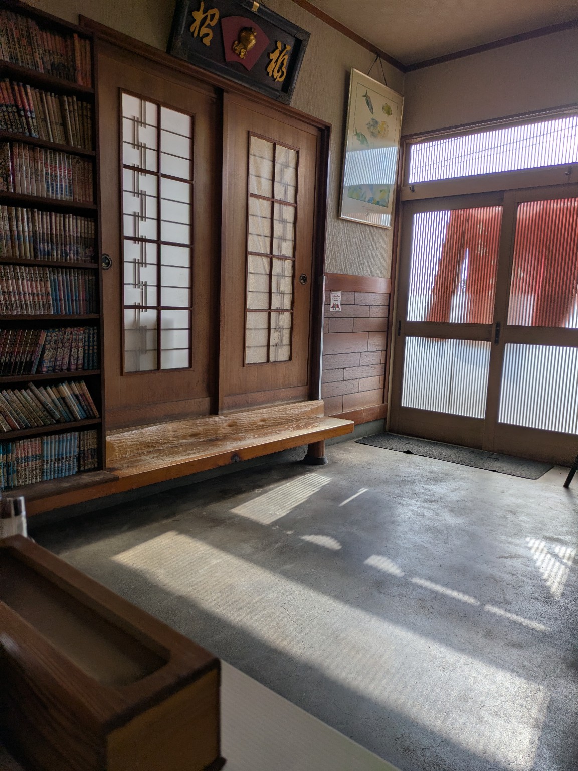 木の引き戸と本棚がある店内