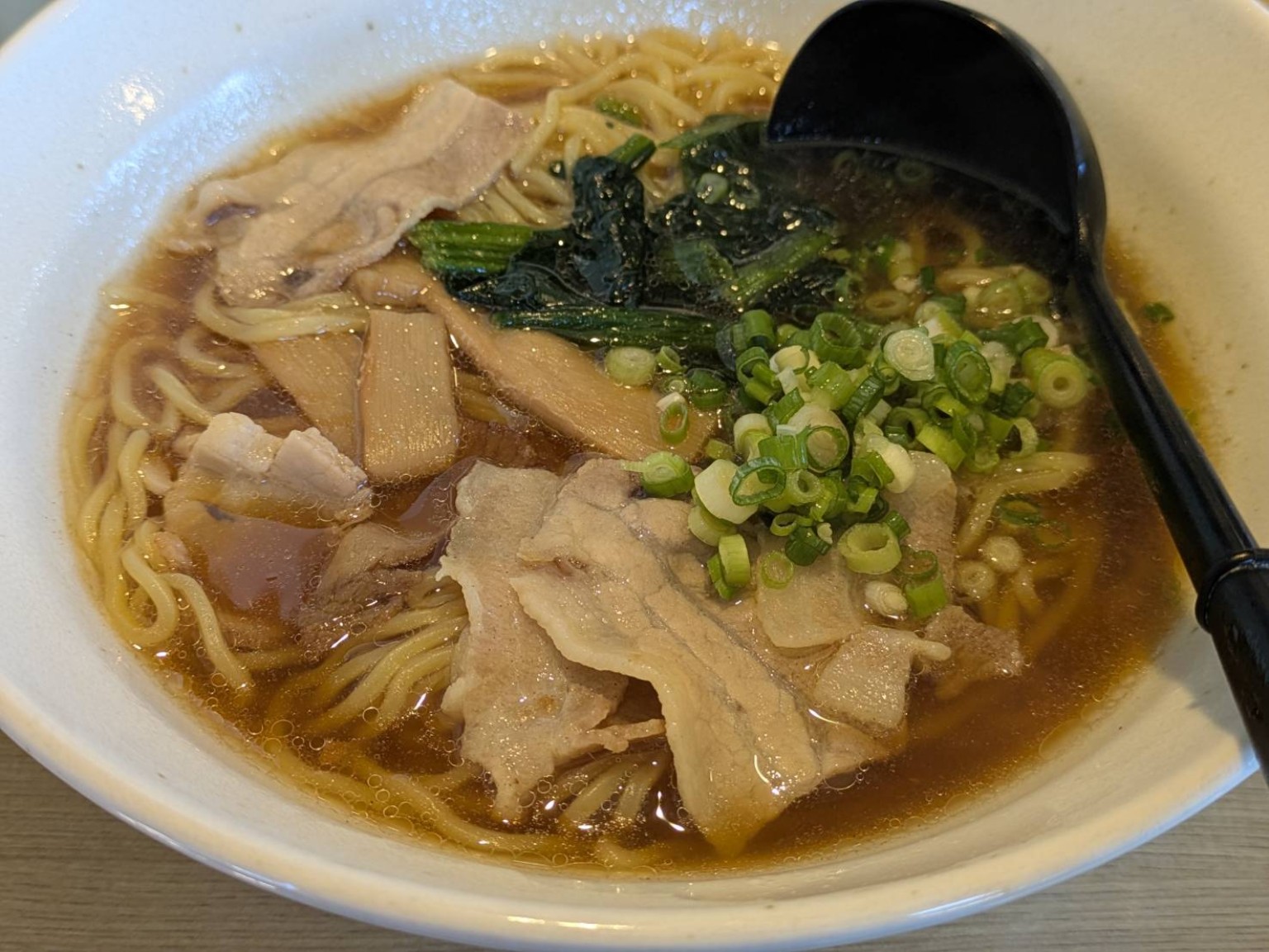 澄んだ醤油スープにちぢれ麺が泳ぐ昭和ラーメン