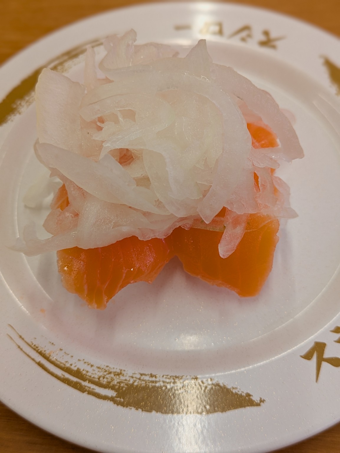 スシローのオニオンサーモン寿司