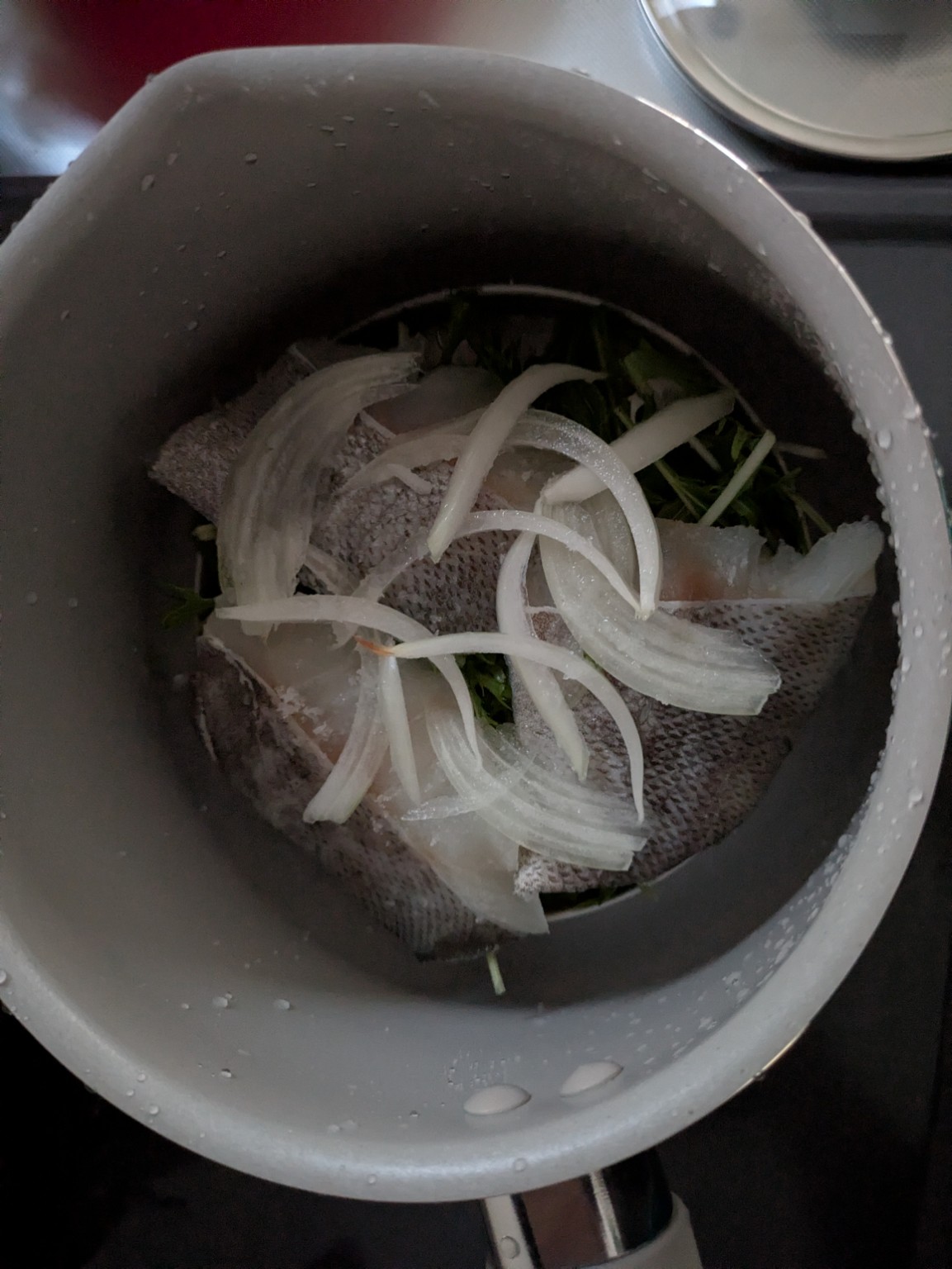 鍋にタラと水菜を重ねた下ごしらえの様子